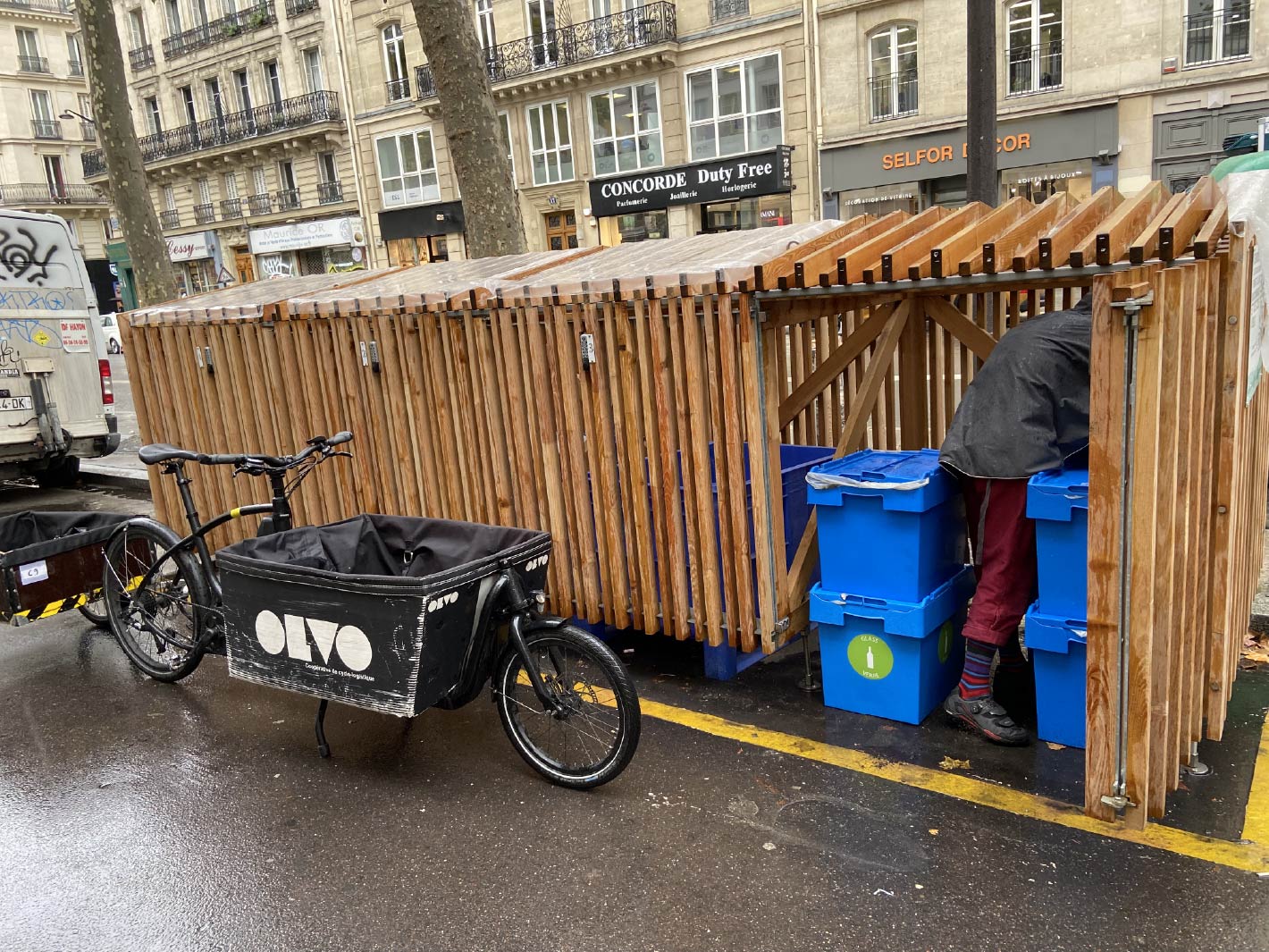 Collecteur à vélo au microhub de Paris