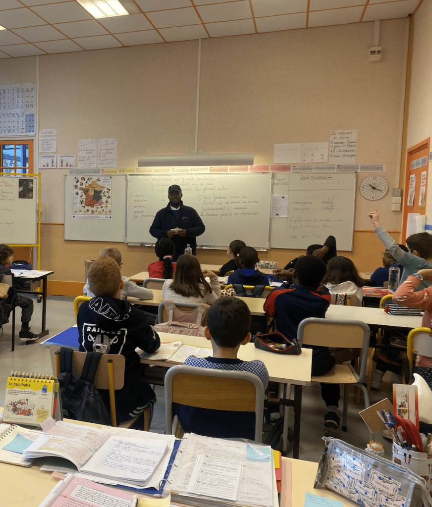 Sensibilisation dans les écoles recyclage des bouchons