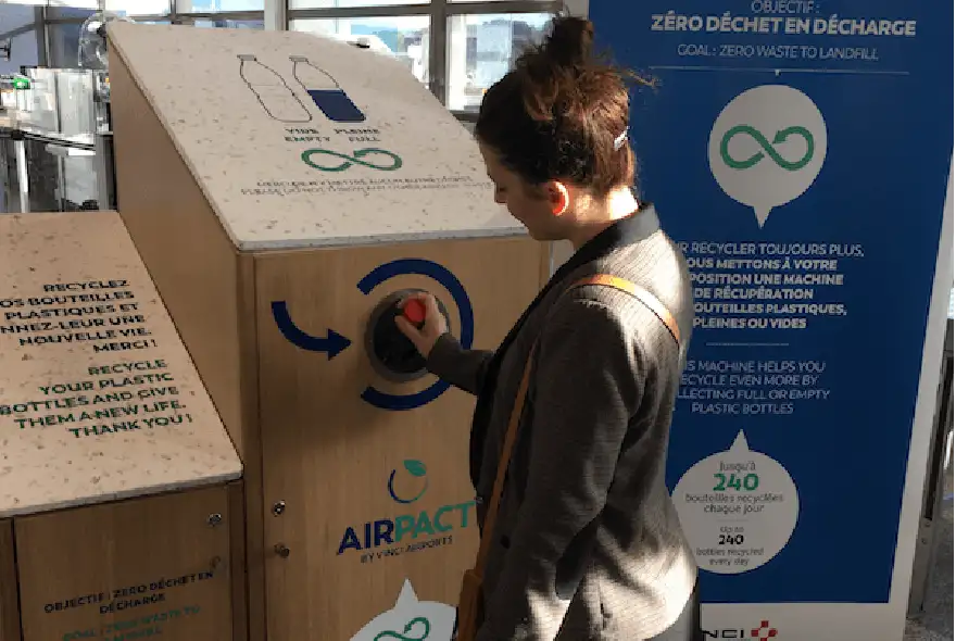 Recyclage des bouteilles à l'aéroport