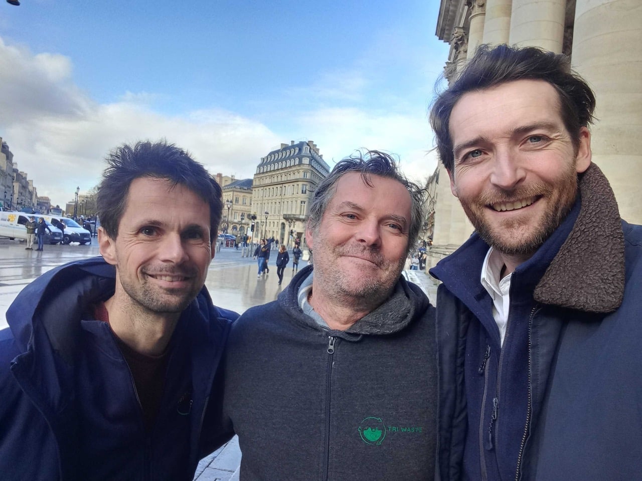 Emmanuel Bardin, Antoine Zhendre et Augustin Jaclin sur la place de l'opéra à Bordeaux, pour célébrer l'acquisition de Tri Waste